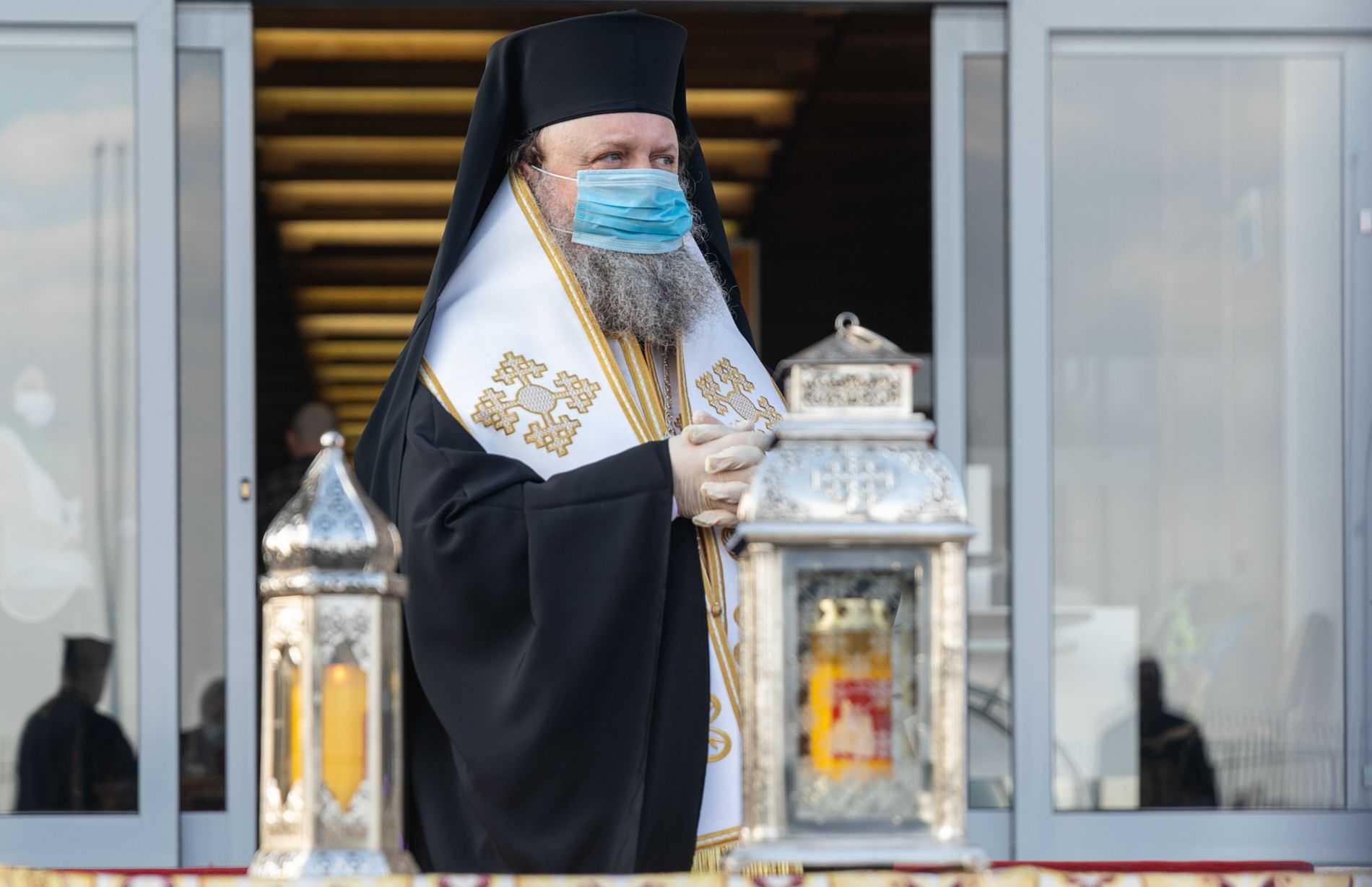 Sfânta Lumină a ajuns în România. „Va lumina noaptea Sfintei Învieri, răsplătind evlavia credincioșilor”