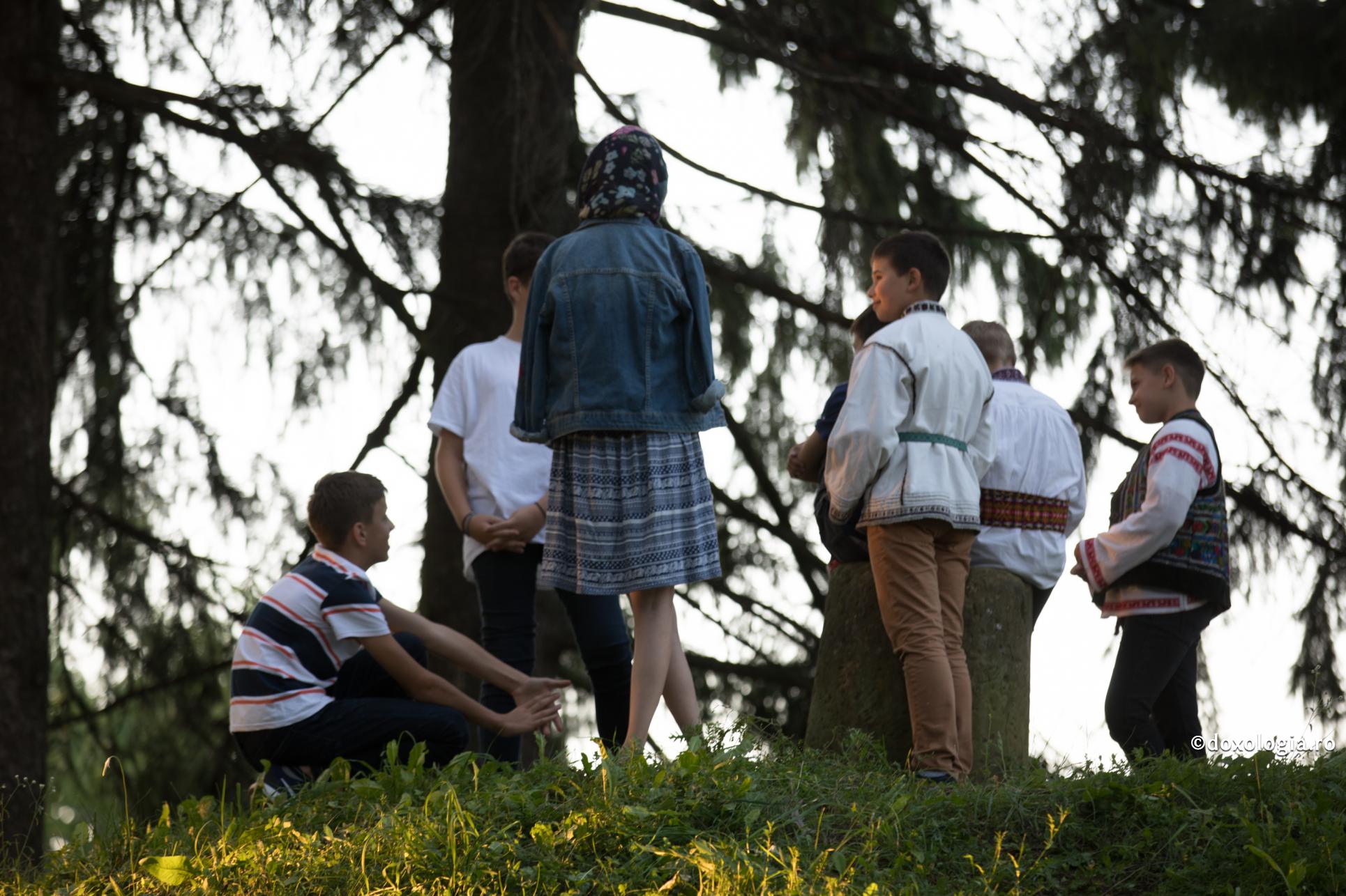 Timpul liber, distracțiile și viața socială a copiilor / Foto: Oana Nechifor copii discutând