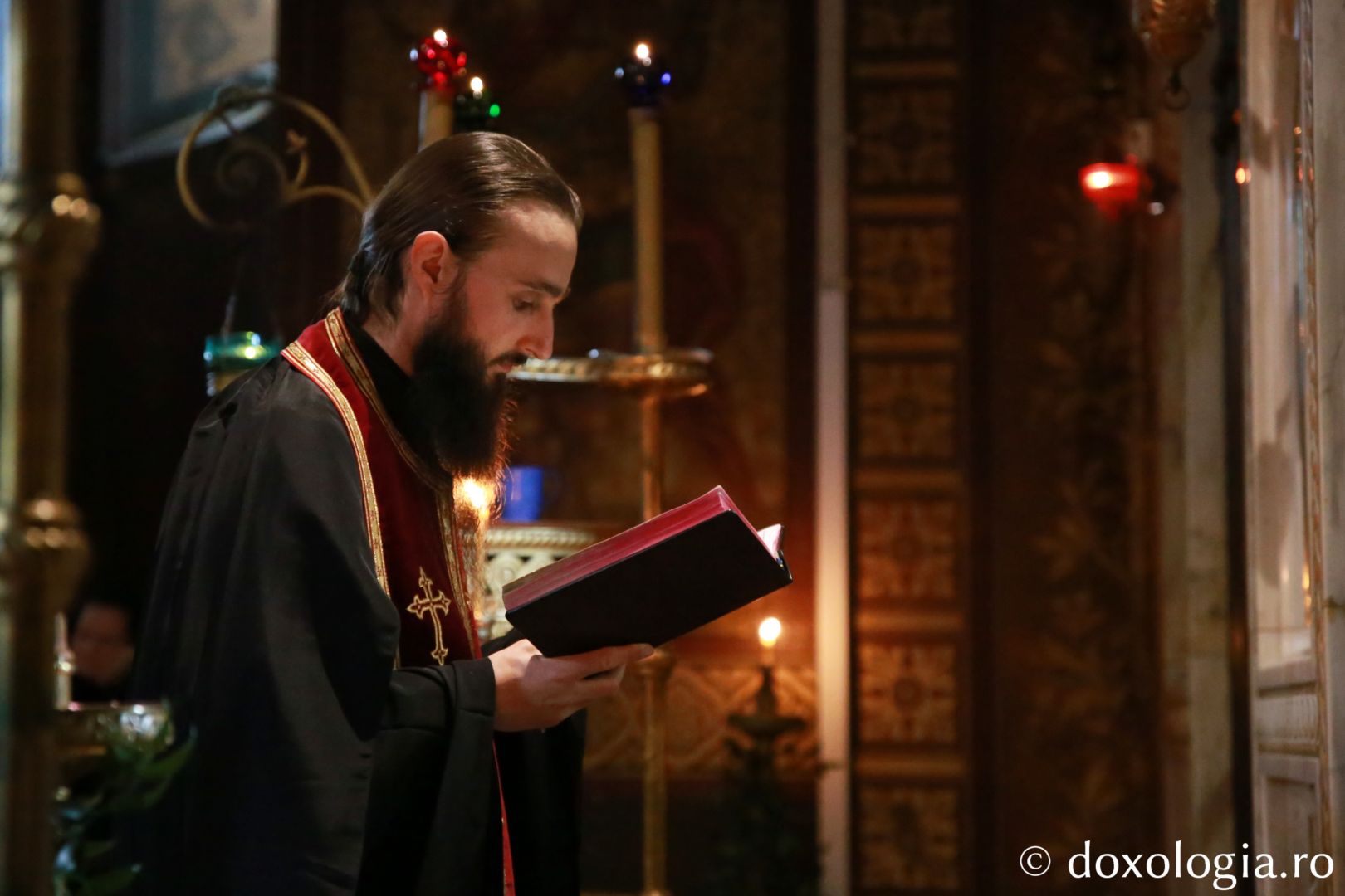 Slujba Prohodului la Mănăstirea „Sfinții Trei Ierarhi” din Iași. PS Nichifor Botoșăneanul a oficiat ultima denie din acest an