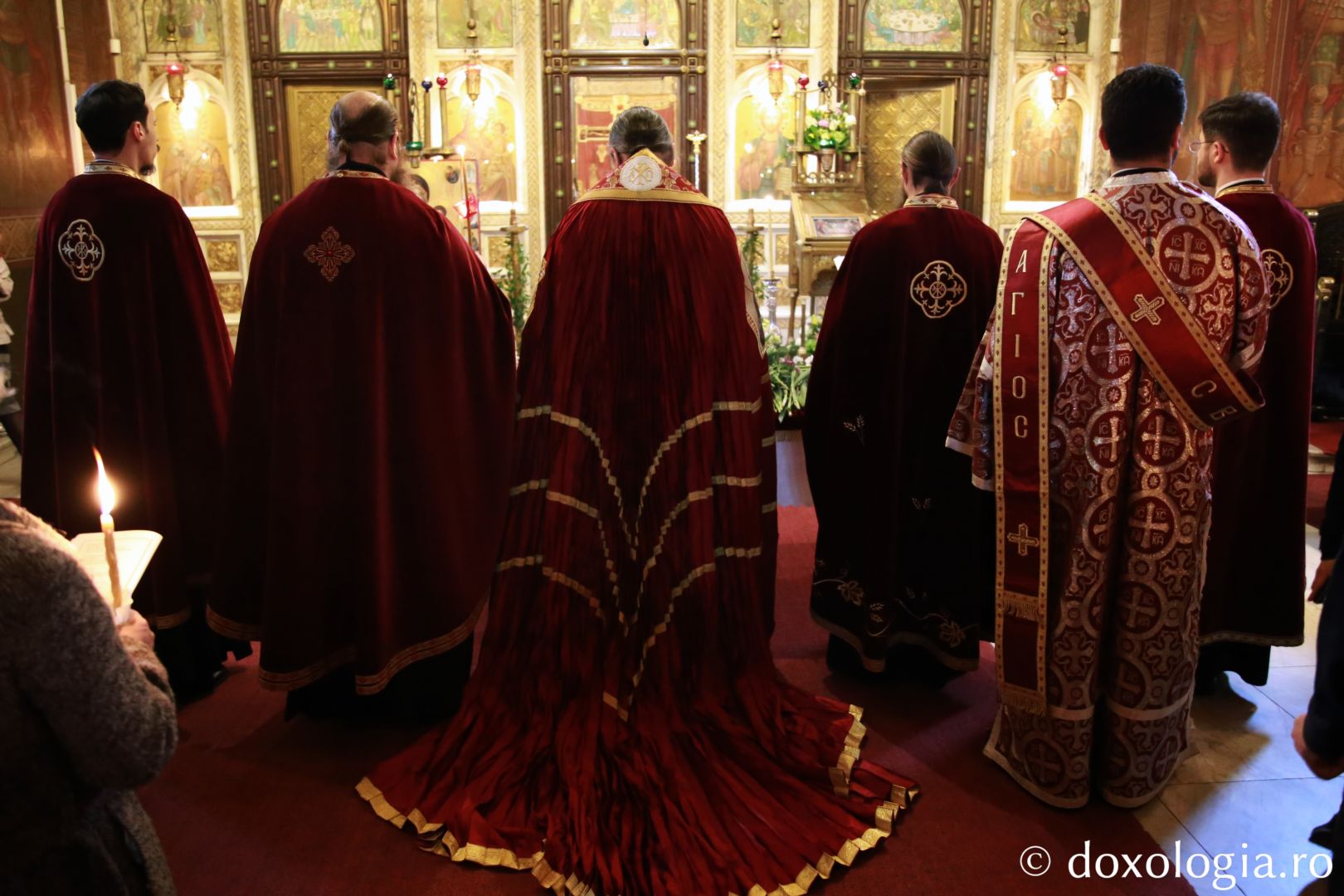 Slujba Prohodului la Mănăstirea „Sfinții Trei Ierarhi” din Iași. PS Nichifor Botoșăneanul a oficiat ultima denie din acest an