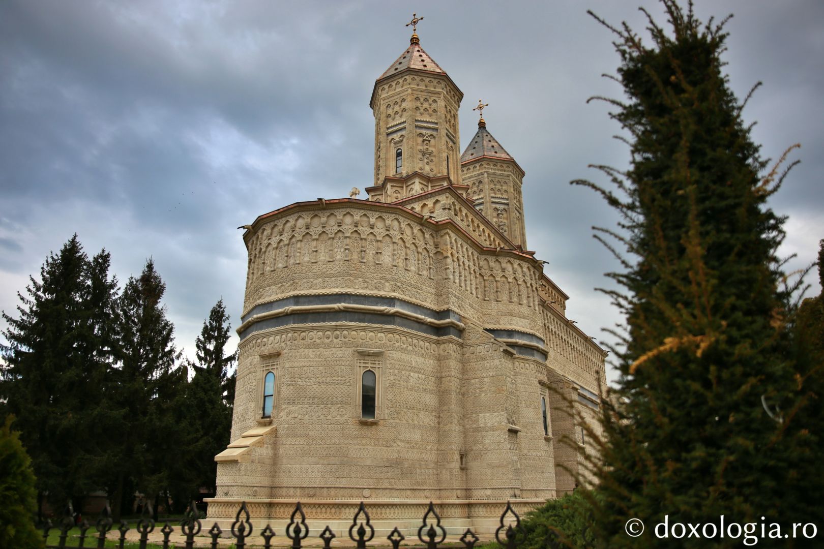 Slujba Prohodului la Mănăstirea „Sfinții Trei Ierarhi” din Iași. PS Nichifor Botoșăneanul a oficiat ultima denie din acest an