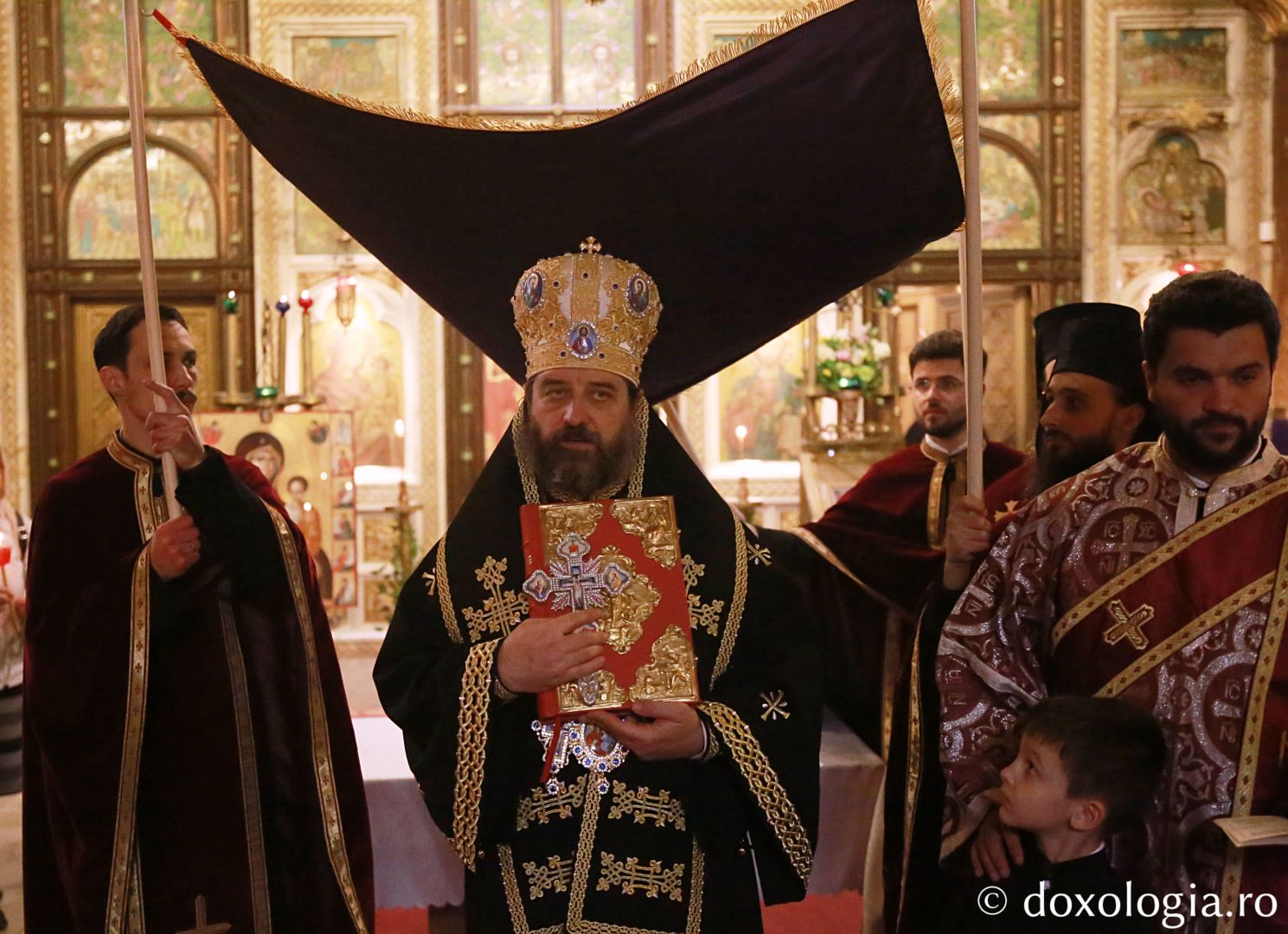 Slujba Prohodului la Mănăstirea „Sfinții Trei Ierarhi” din Iași. PS Nichifor Botoșăneanul a oficiat ultima denie din acest an