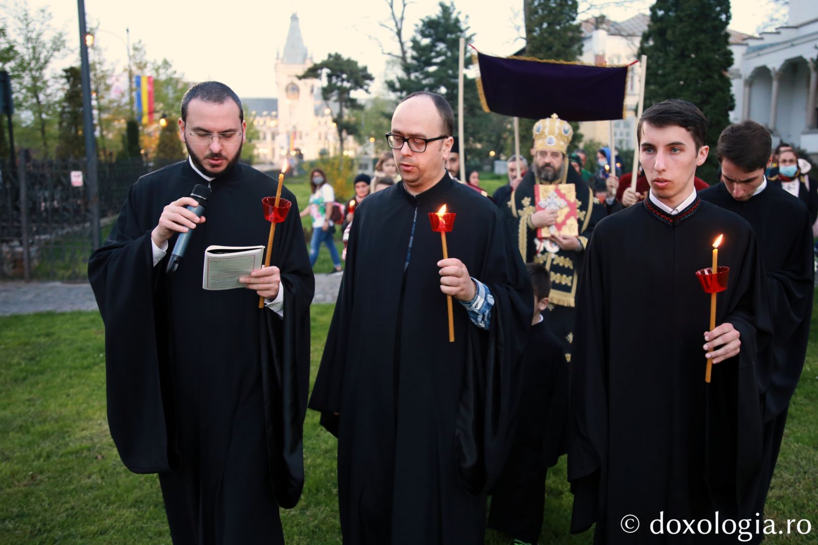 Slujba Prohodului la Mănăstirea „Sfinții Trei Ierarhi” din Iași. PS Nichifor Botoșăneanul a oficiat ultima denie din acest an