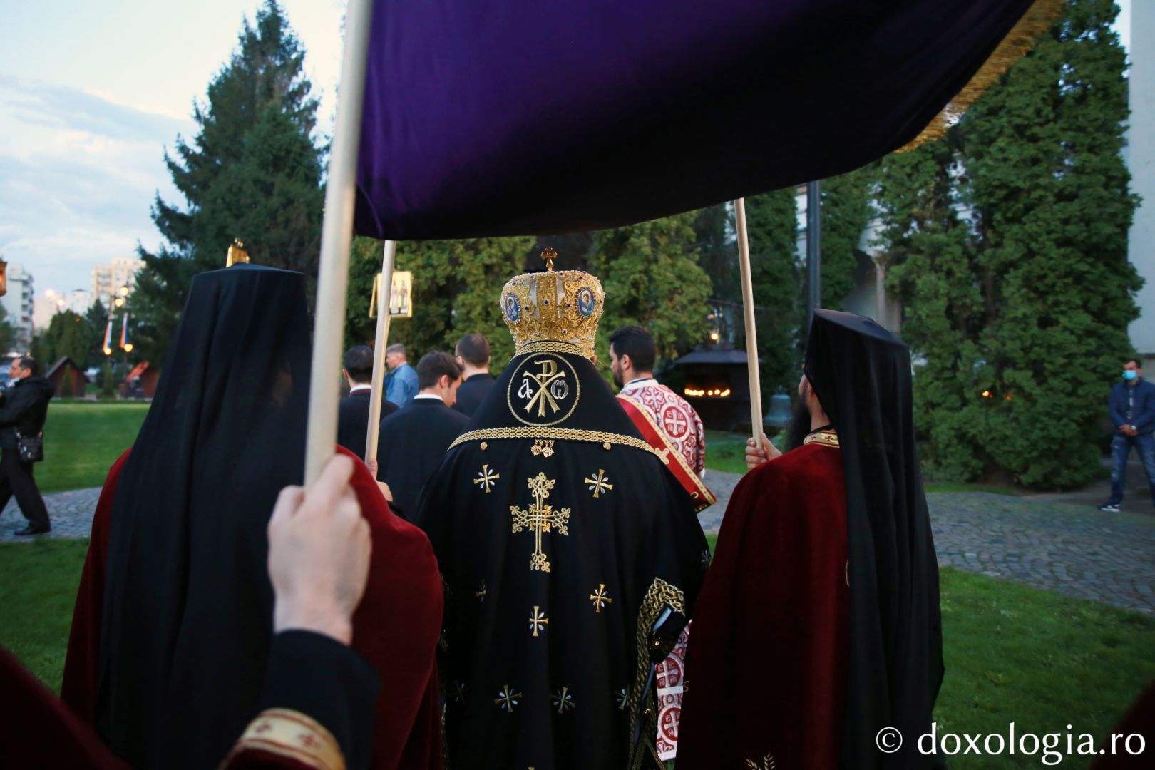 Slujba Prohodului la Mănăstirea „Sfinții Trei Ierarhi” din Iași. PS Nichifor Botoșăneanul a oficiat ultima denie din acest an