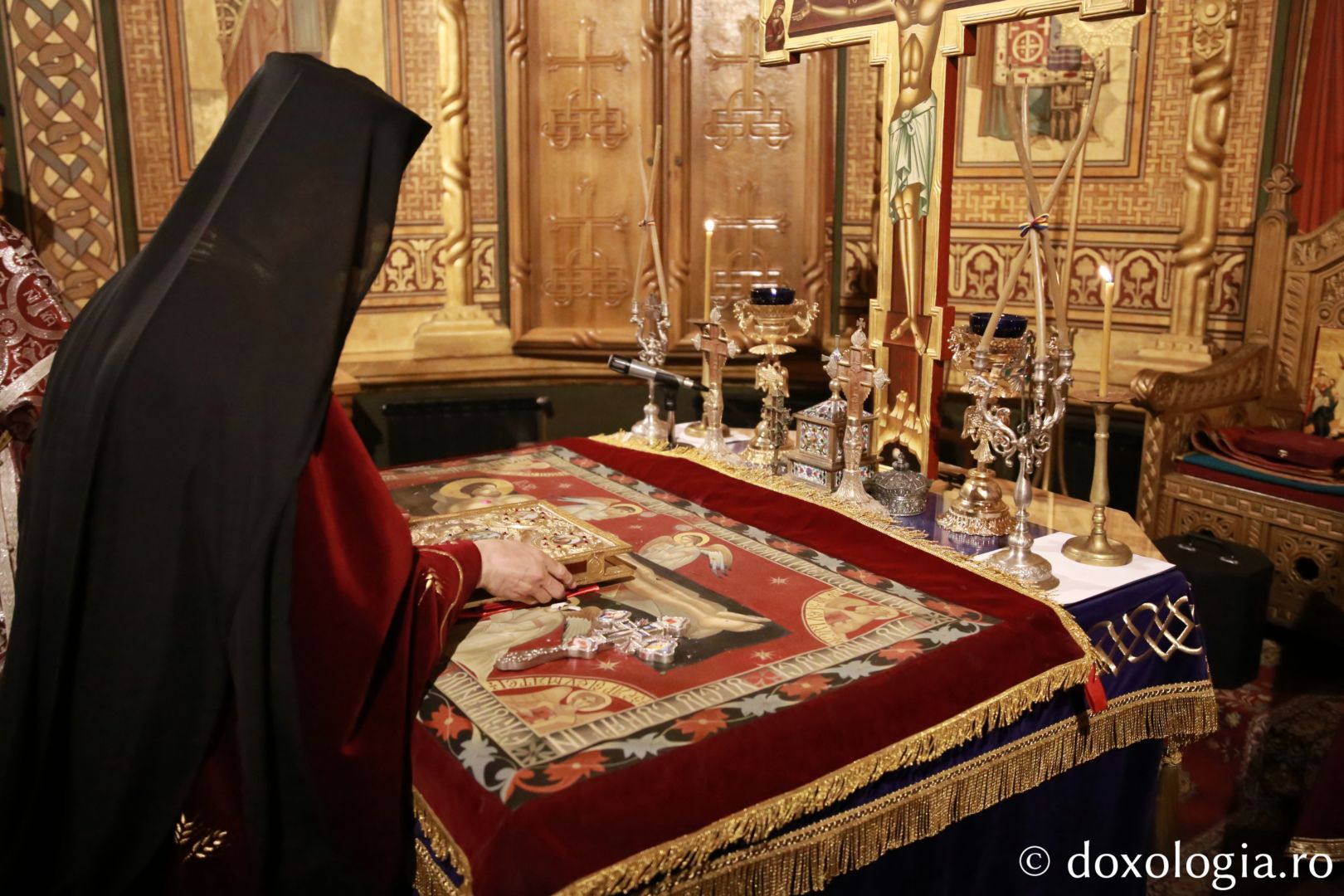 Slujba Prohodului la Mănăstirea „Sfinții Trei Ierarhi” din Iași. PS Nichifor Botoșăneanul a oficiat ultima denie din acest an