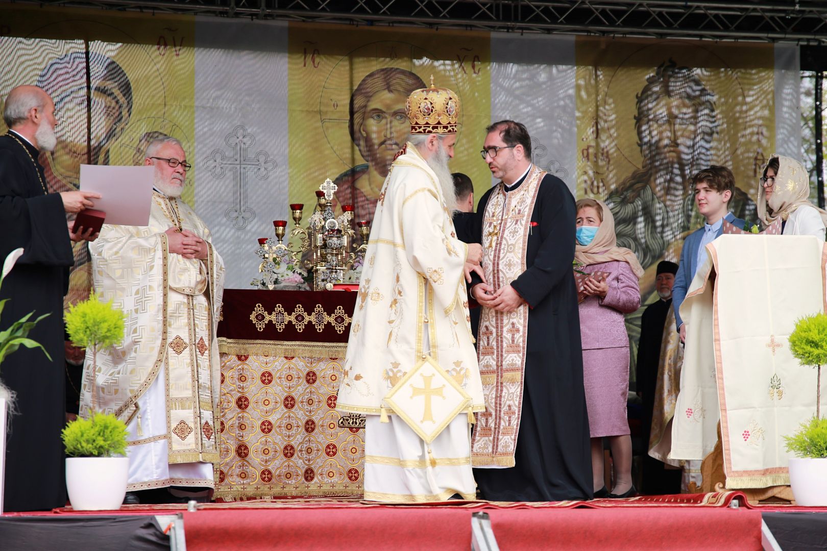 Paraclisul Parohiei „Sfânta Parascheva” din Piatra Neamț a fost sfințit de IPS Mitropolit Teofan