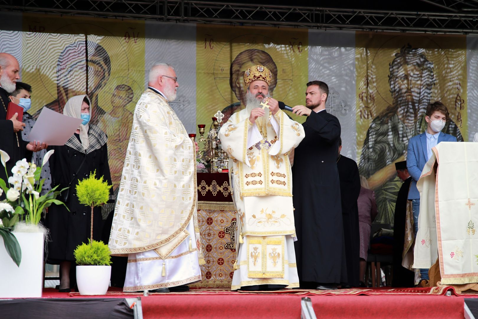 Paraclisul Parohiei „Sfânta Parascheva” din Piatra Neamț a fost sfințit de IPS Mitropolit Teofan
