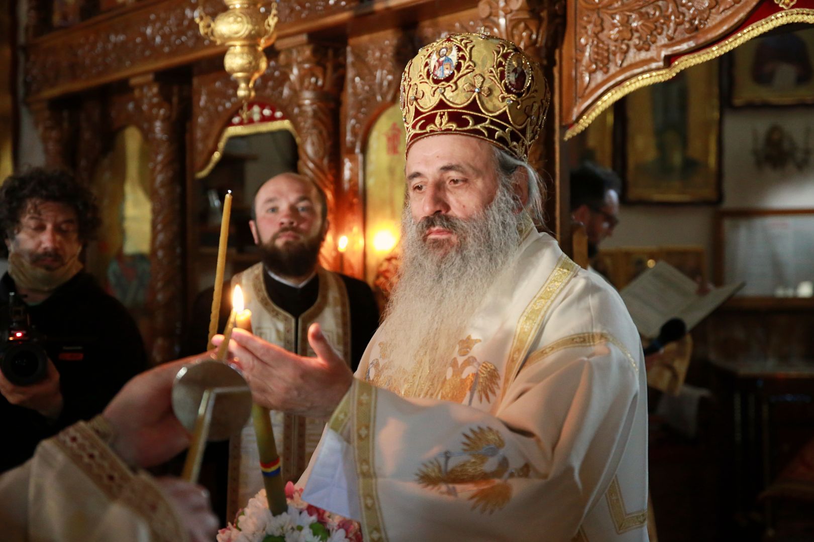 foto: Flavius Popa (Video) Paraclisul Bisericii „Sfânta Parascheva” din Piatra Neamt a fost sfințit