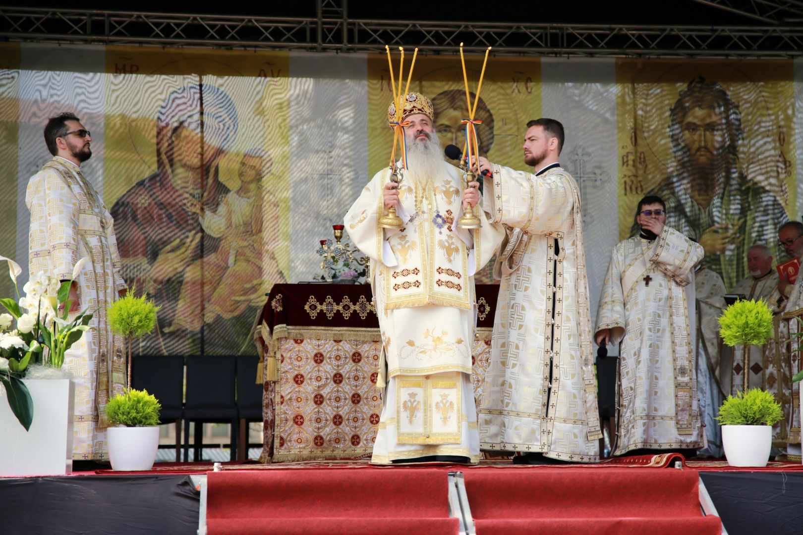 Paraclisul Parohiei „Sfânta Parascheva” din Piatra Neamț a fost sfințit de IPS Mitropolit Teofan