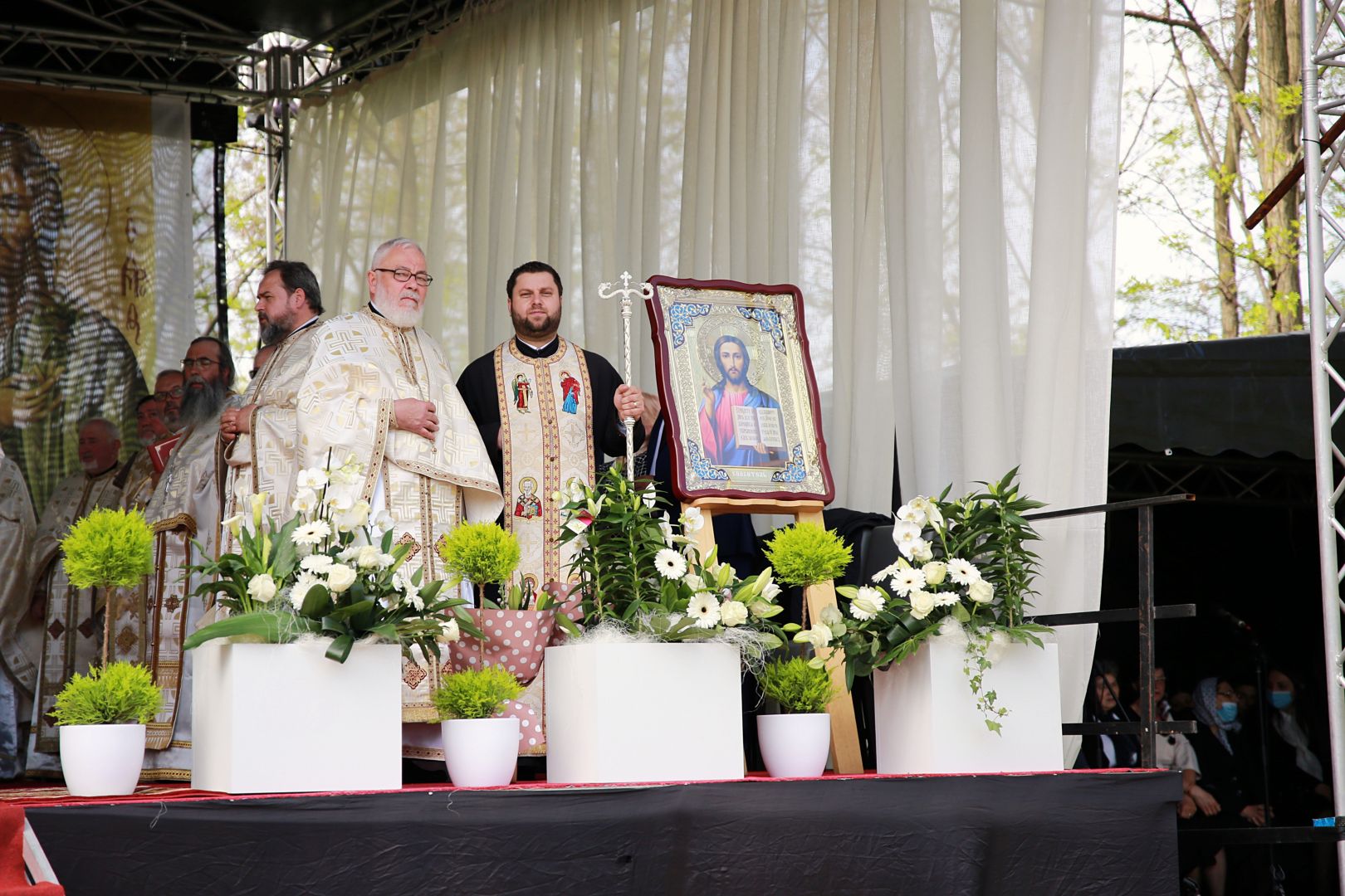 Paraclisul Parohiei „Sfânta Parascheva” din Piatra Neamț a fost sfințit de IPS Mitropolit Teofan