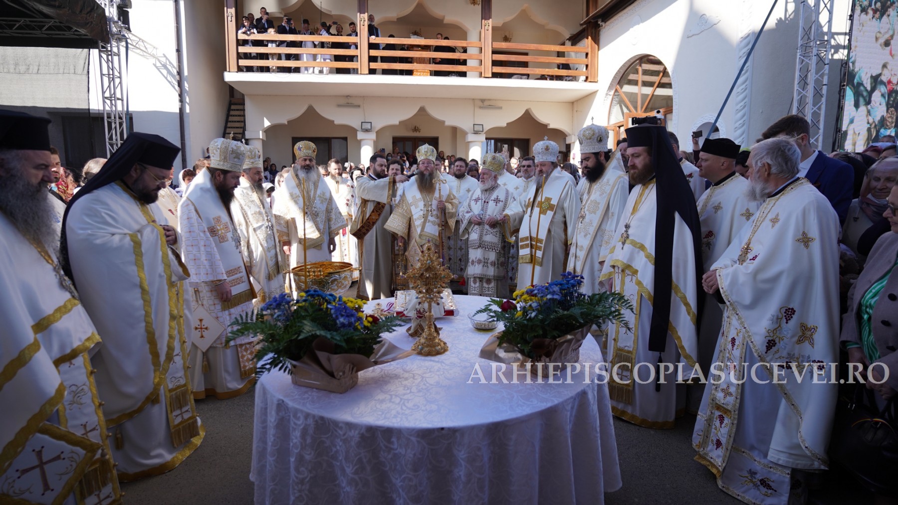 Biserica din localitatea suceveană Rădășeni a fost sfințită de șapte ierarhi
