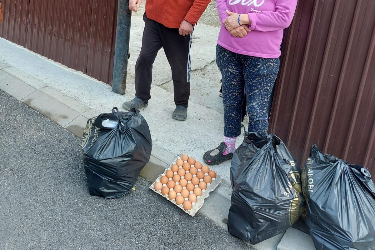 Alimente pentru nevoiaşii din Parohia „Naşterea Maicii Domnului” - Gura Humorului