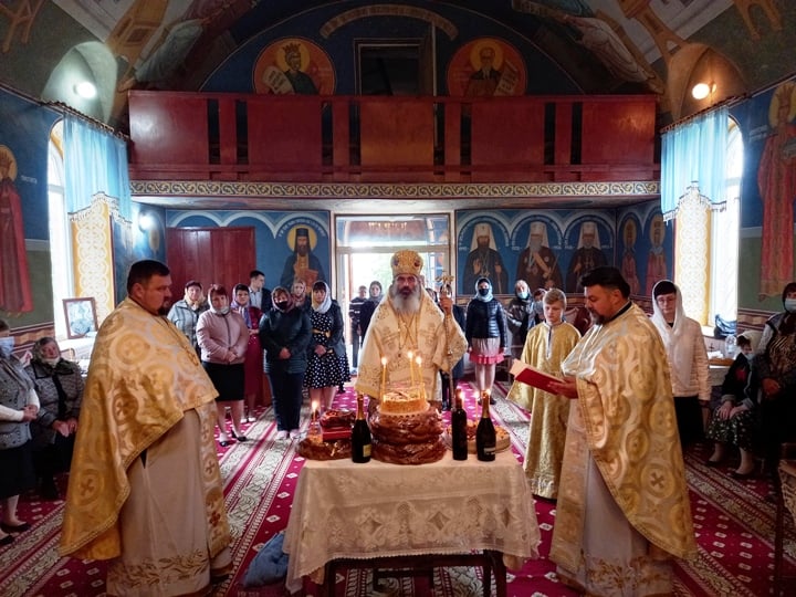 Liturghie arhierească în Parohia Horeşti-Făleşti