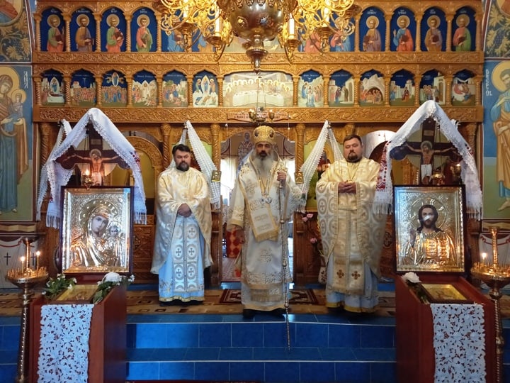 Liturghie arhierească în Parohia Horeşti-Făleşti Liturghie arhierească în Parohia Horeşti-Făleşti