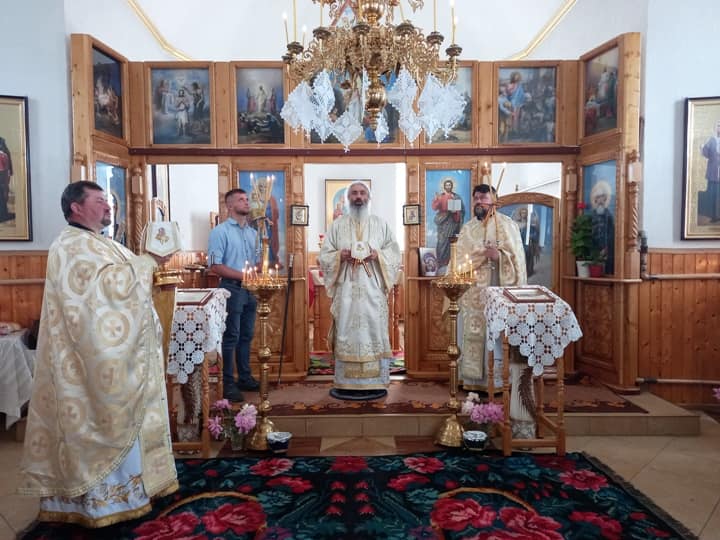 Liturghie arhierească în Parohia Vărvareuca-Floreşti Liturghie arhierească în Parohia Vărvareuca-Floreşti
