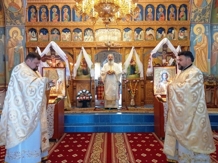 Liturghie arhierească în Parohia Horeşti-Făleşti