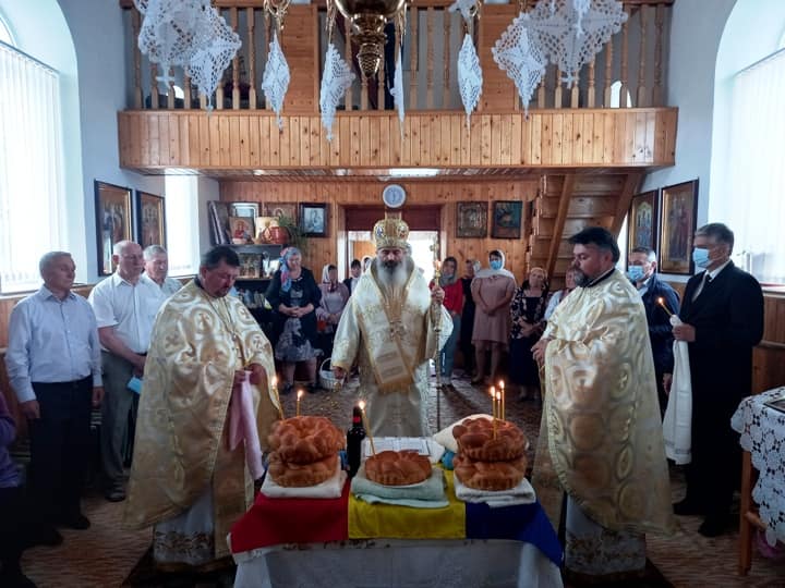 Liturghie arhierească în Parohia Vărvareuca-Floreşti