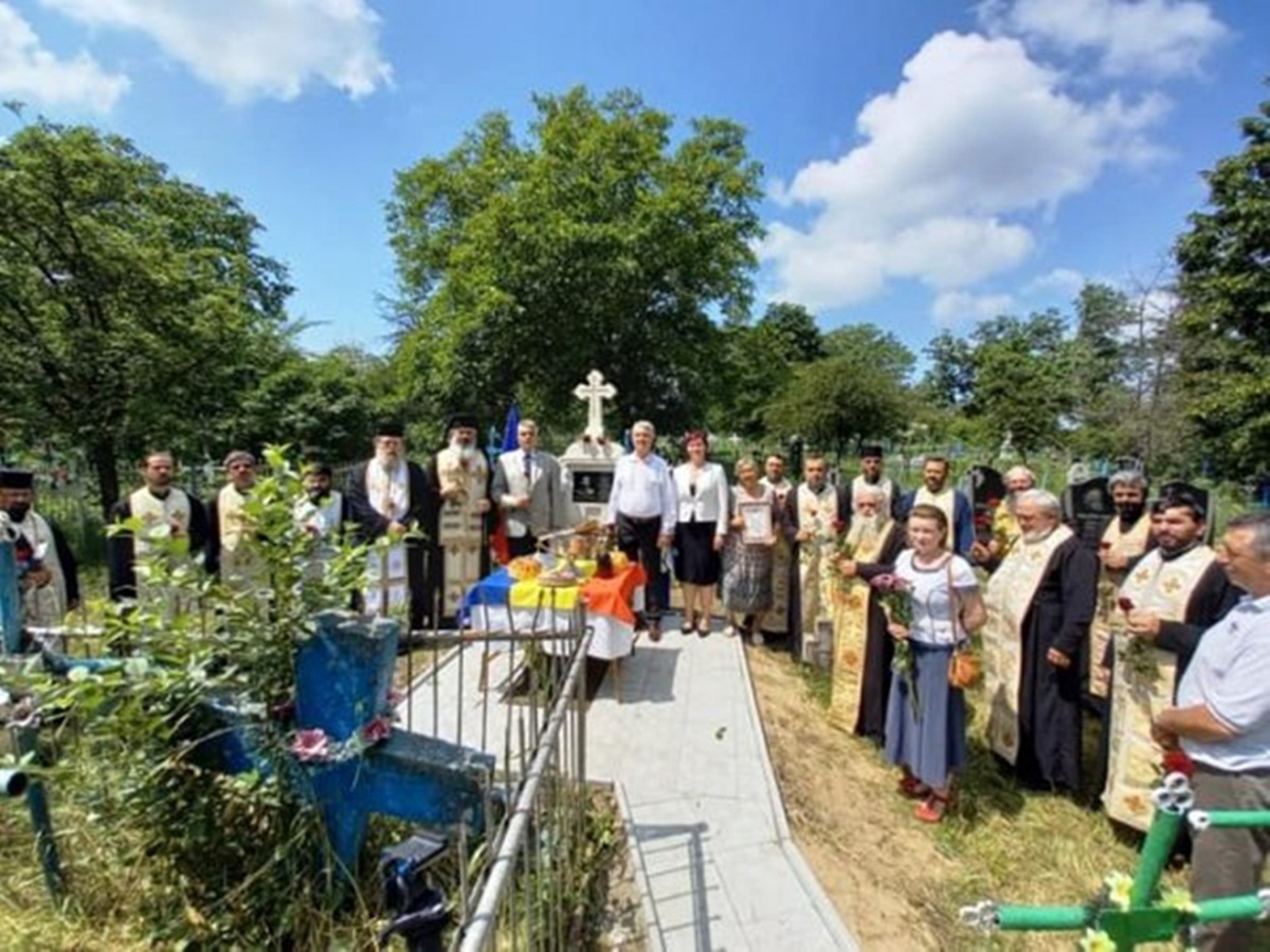 Foto: infoprut.ro A fost sfinţită crucea de la mormântul lui Simeon Galiţchi, semnatar al Actului Unirii Basarabiei cu România