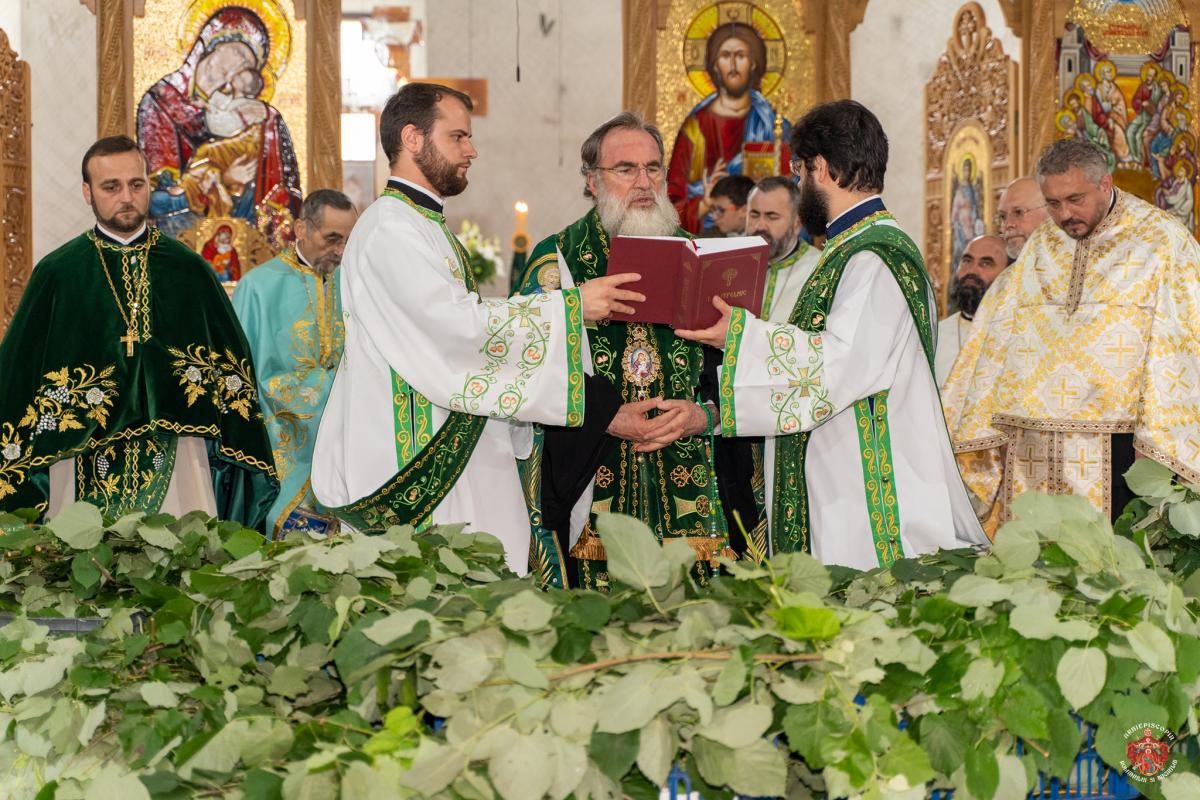 Rusaliile la catedrala din Onești