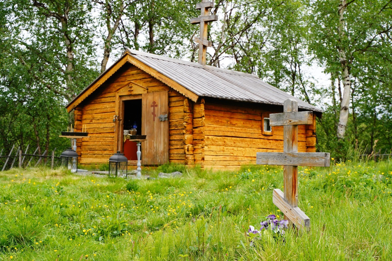 (Foto) Sfânta Liturghie în bisericuța Sfântului Cuvios Trifon, Luminătorul laponilor – 16 iunie 2021 (Foto) Sfânta Liturghie în bisericuța Sfântului Cuvios Trifon, Luminătorul laponilor – 16 iunie 2021