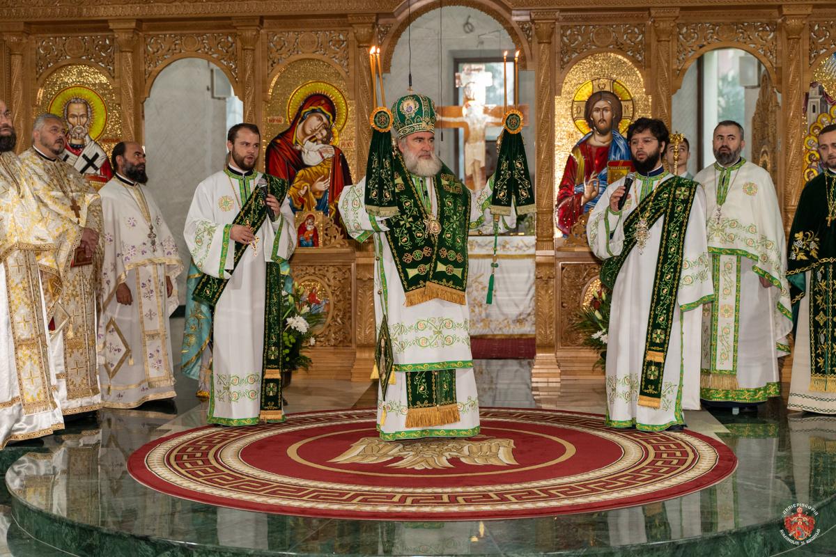 Rusaliile la catedrala din Onești