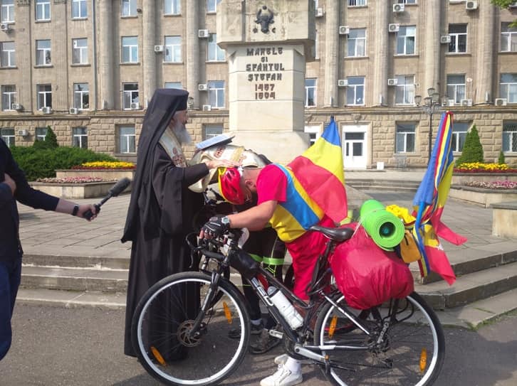 Binecuvântare arhierească pentru doi veterani aflaţi în Turul Unirii