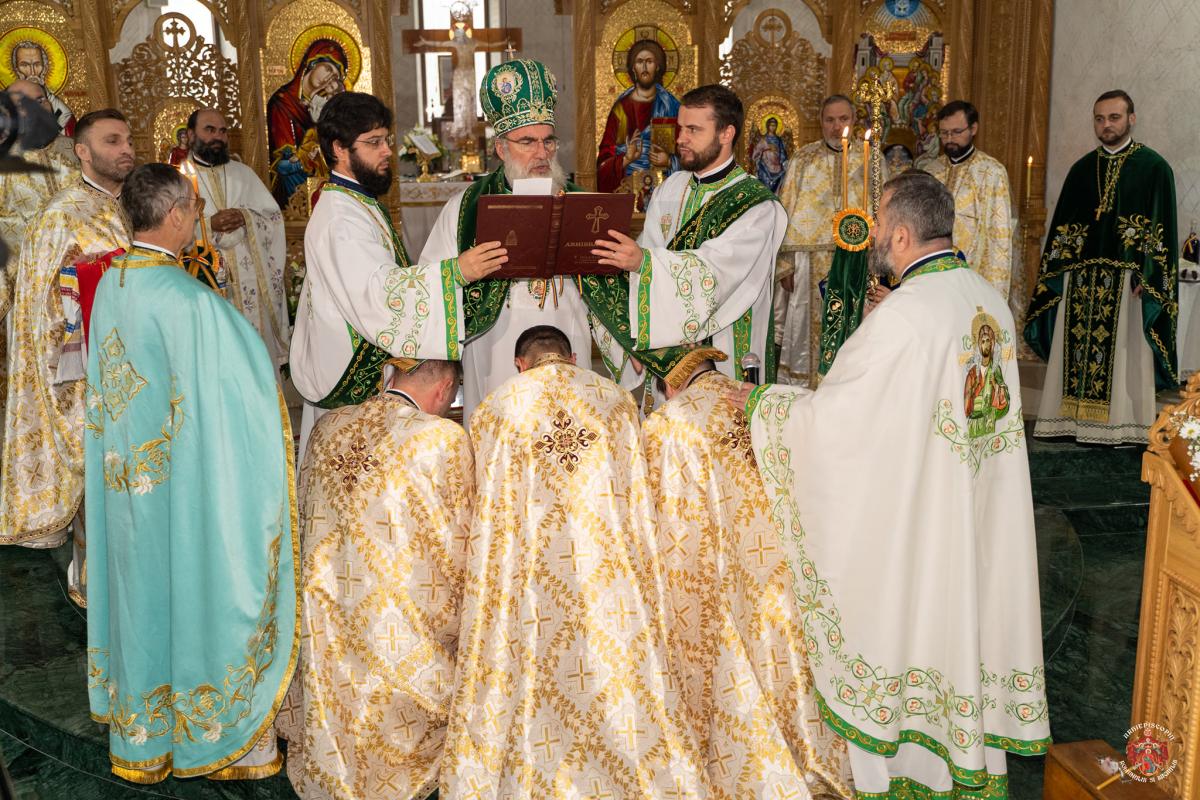 Rusaliile la catedrala din Onești