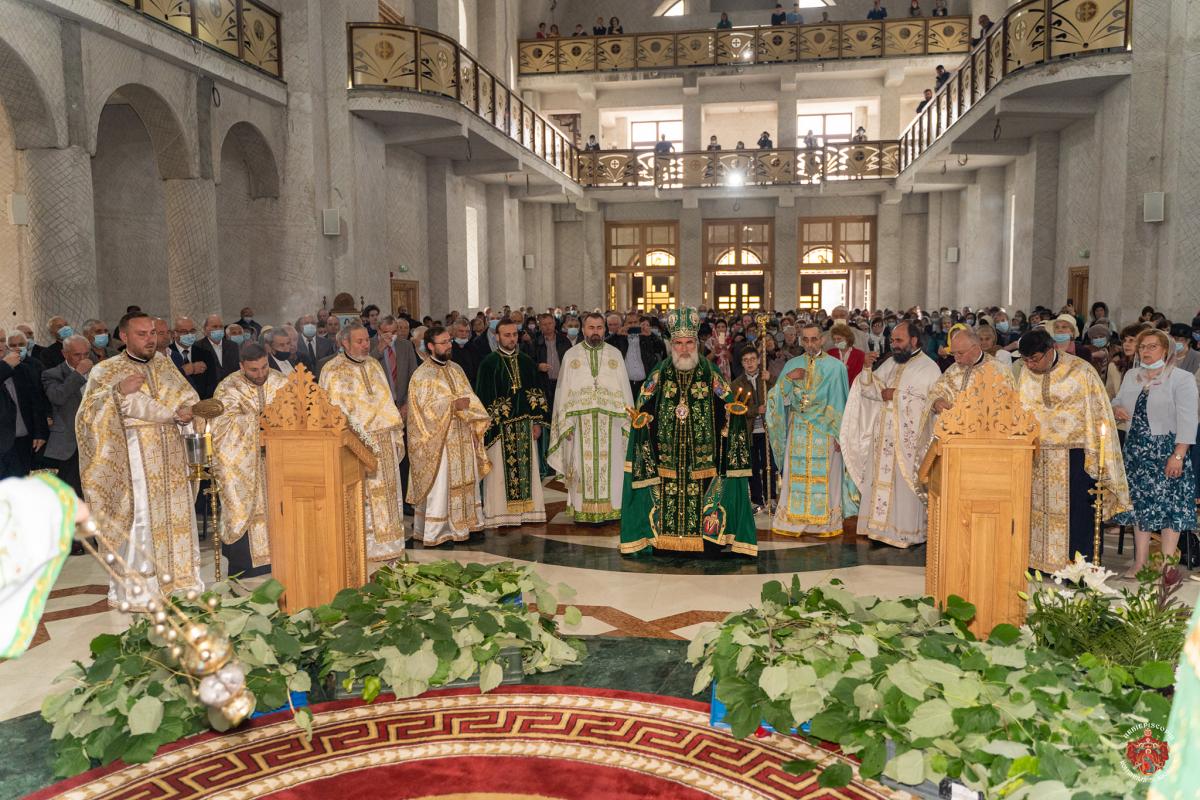Rusaliile la catedrala din Onești
