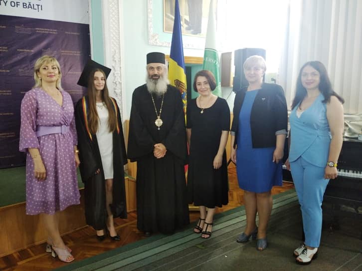 Daruri pentru șefii de promoție ai Universității „Alecu Russo” din Bălţi Daruri pentru șefii de promoție ai Universității „Alecu Russo” din Bălţi