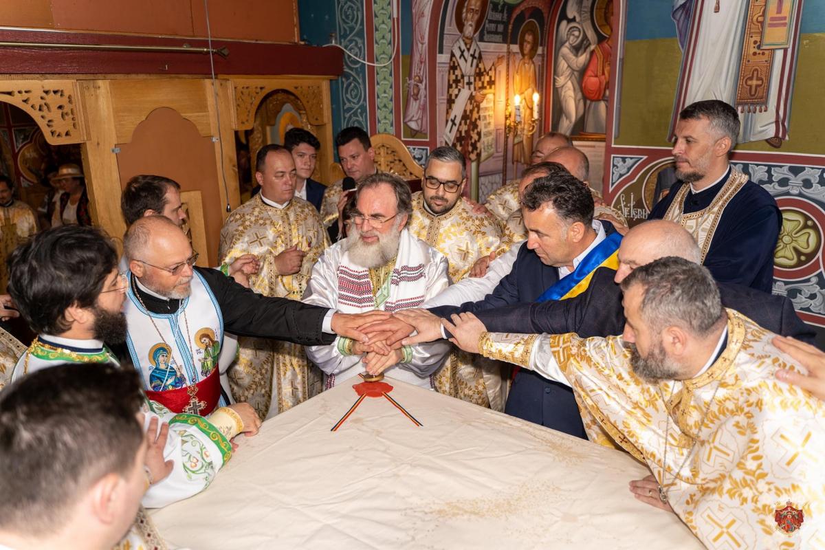 Biserica „Sfânta Treime” din Caraclău, sfinţită de către IPS Ioachim
