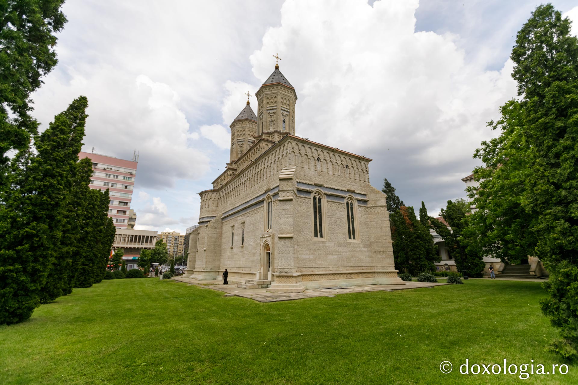 (Foto) Priveghere în cinstea Sfintei Parascheva la Mănăstirea „Sfinții Trei Ierarhi” din Iași