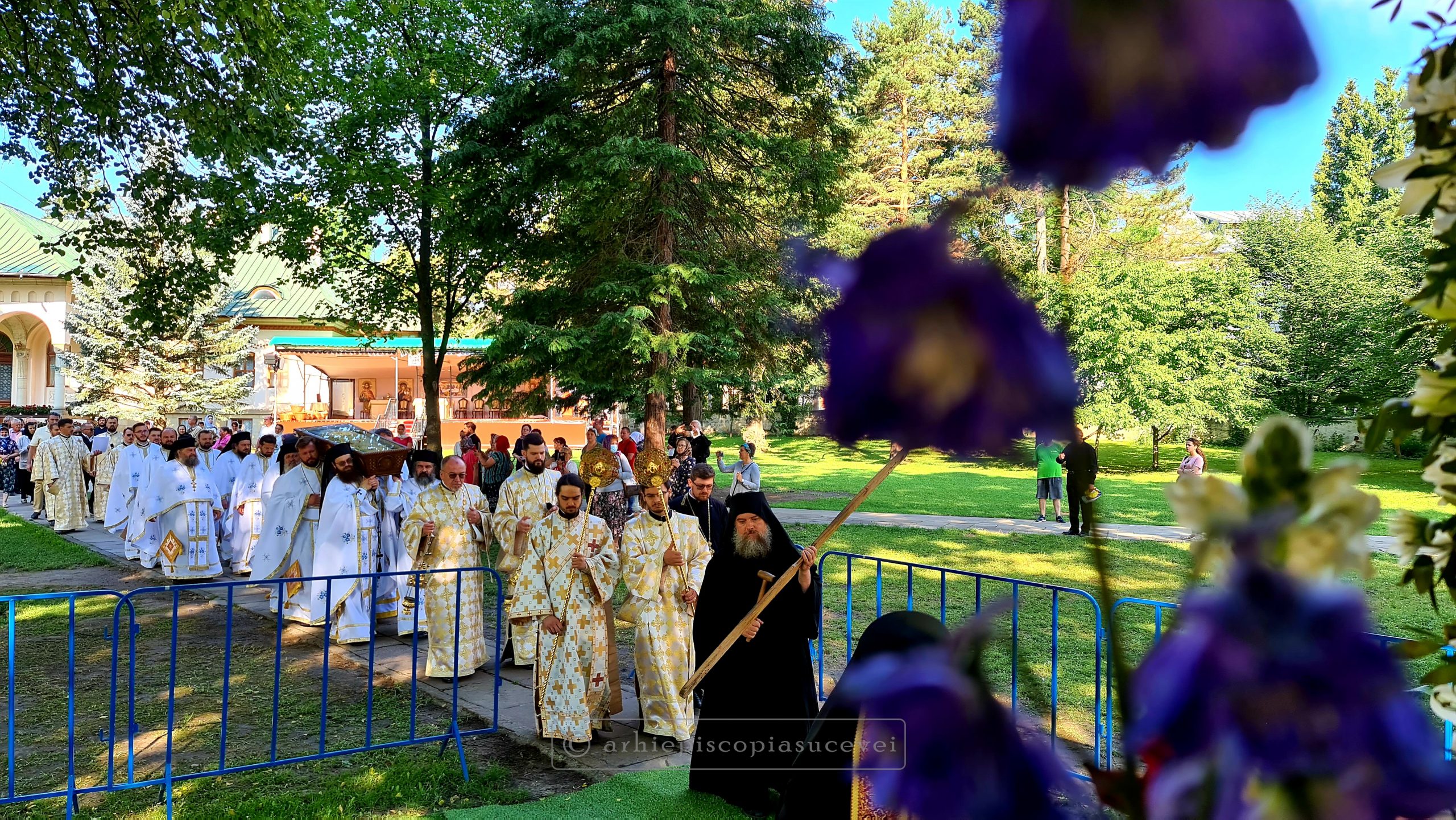 Taina Sfântului Maslu de obște a încununat hramul Catedralei Arhiepiscopale din Suceava