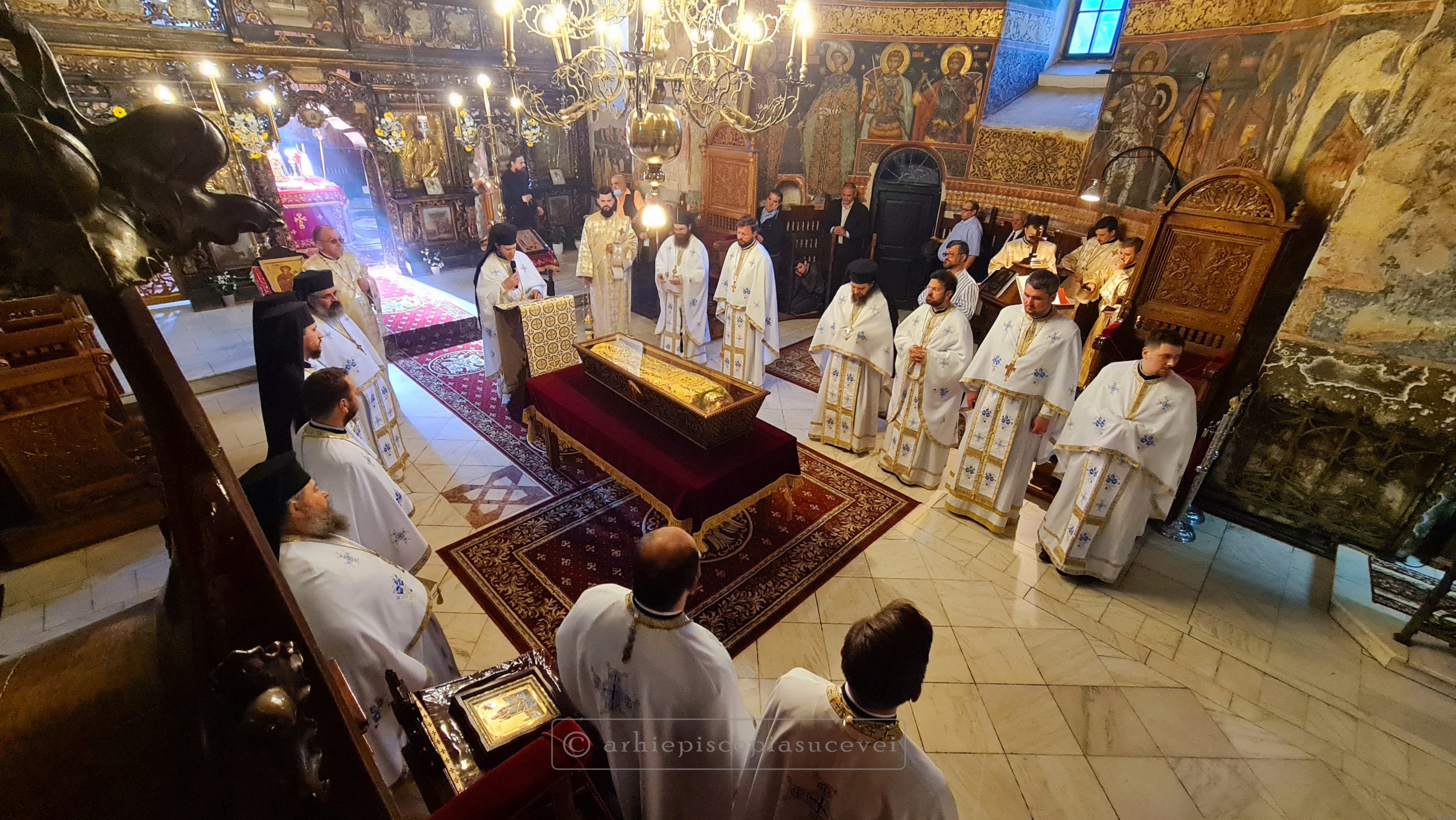 Taina Sfântului Maslu de obște a încununat hramul Catedralei Arhiepiscopale din Suceava