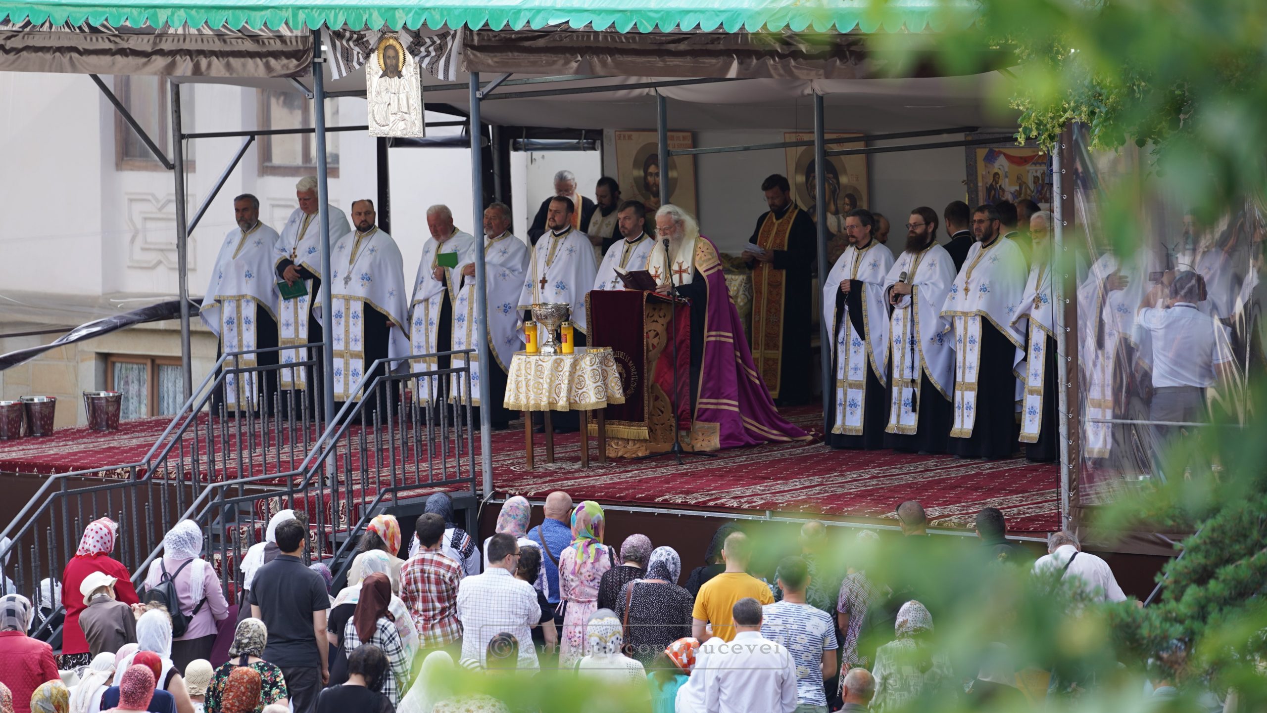 Taina Sfântului Maslu de obște a încununat hramul Catedralei Arhiepiscopale din Suceava