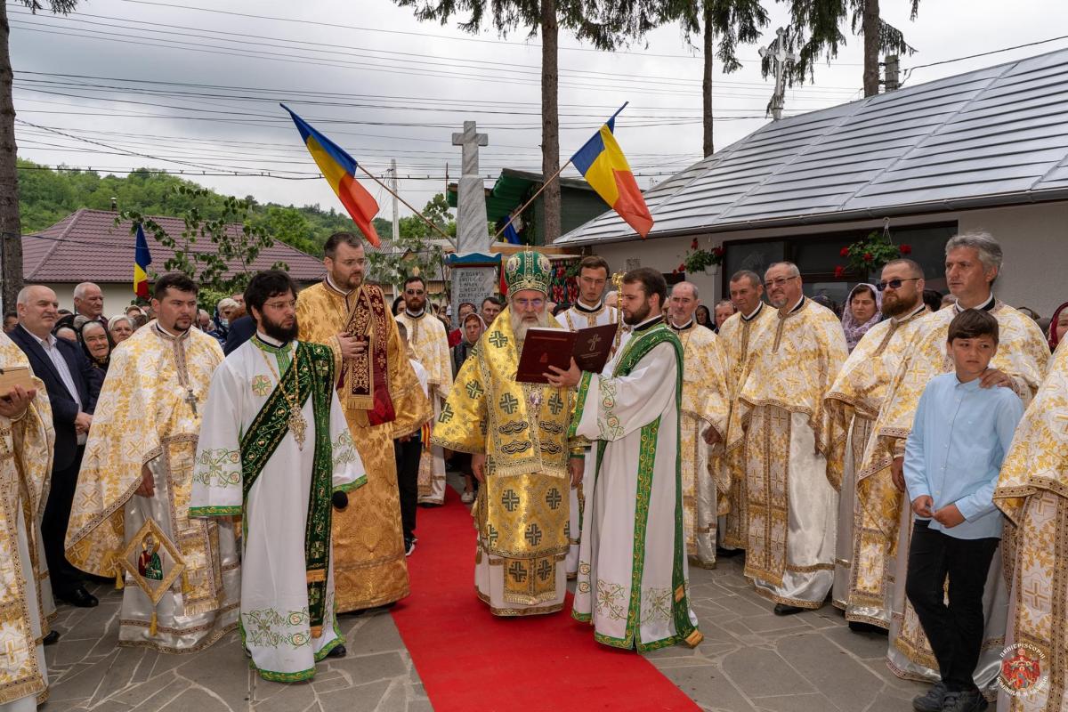 Biserica „Sfânta Treime” din Caraclău, sfinţită de către IPS Ioachim