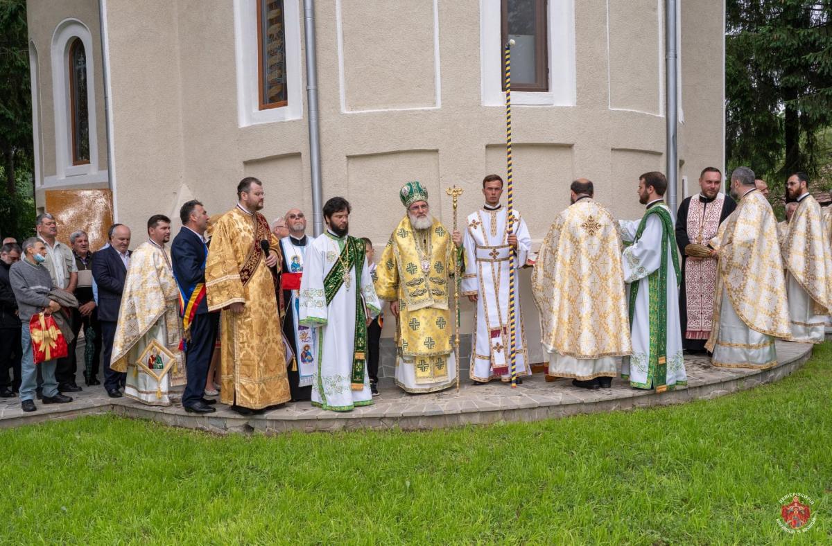 Biserica „Sfânta Treime” din Caraclău, sfinţită de către IPS Ioachim