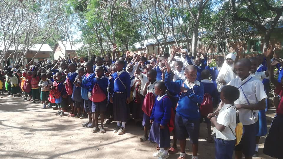 Daruri multe și 12 noi burse pentru elevii de școală primară