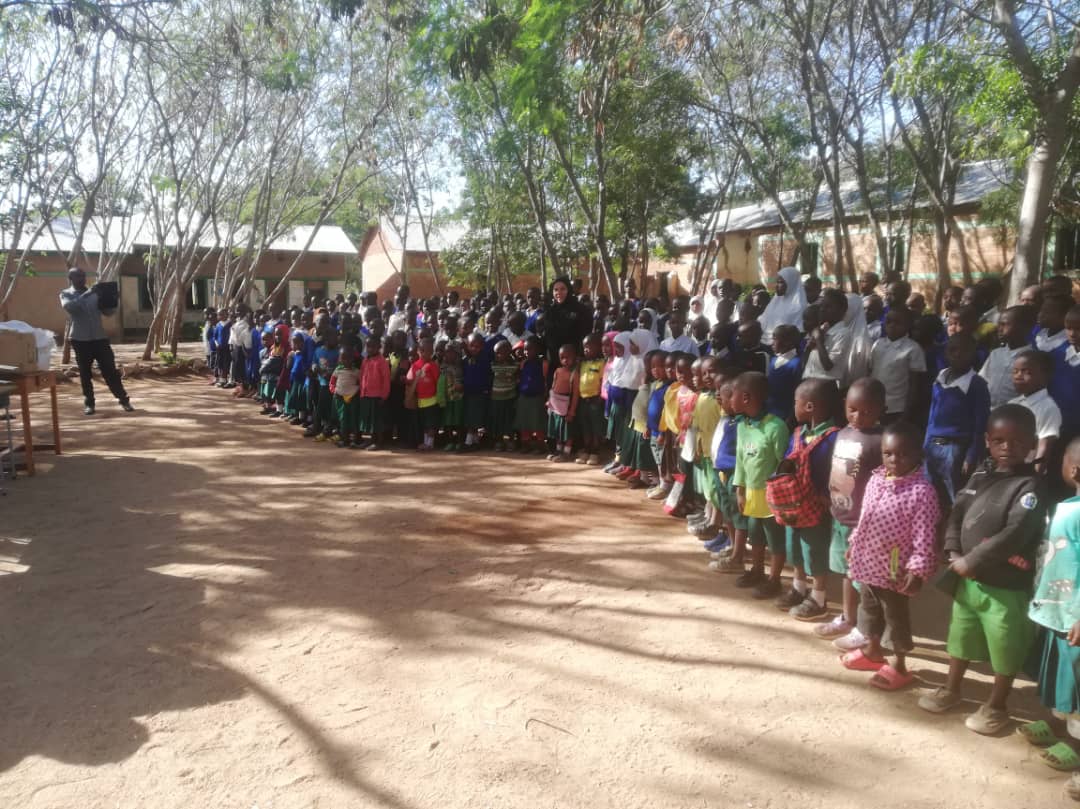 Daruri multe și 12 noi burse pentru elevii de școală primară