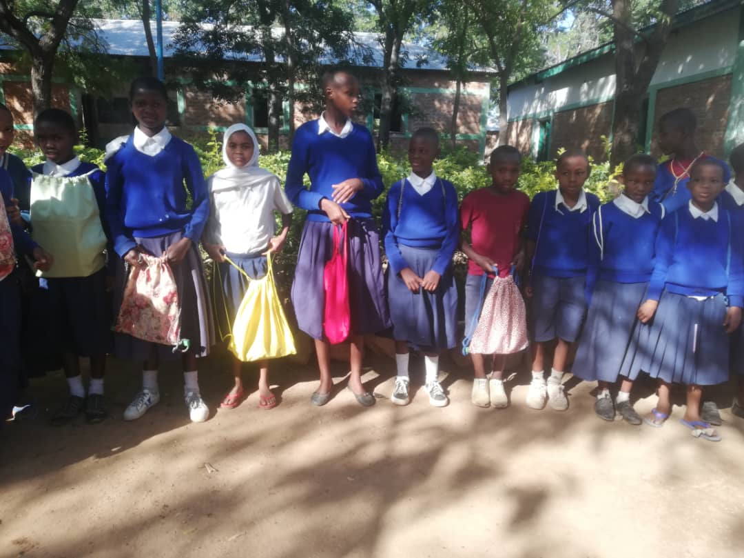 Daruri multe și 12 noi burse pentru elevii de școală primară