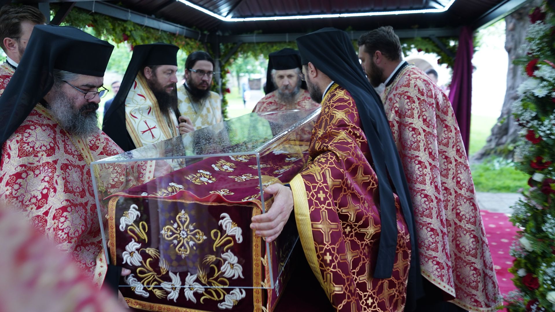 Suceava: Racla cu moaștele Sfântului Mare Mucenic Ioan cel Nou a fost așezată spre închinare