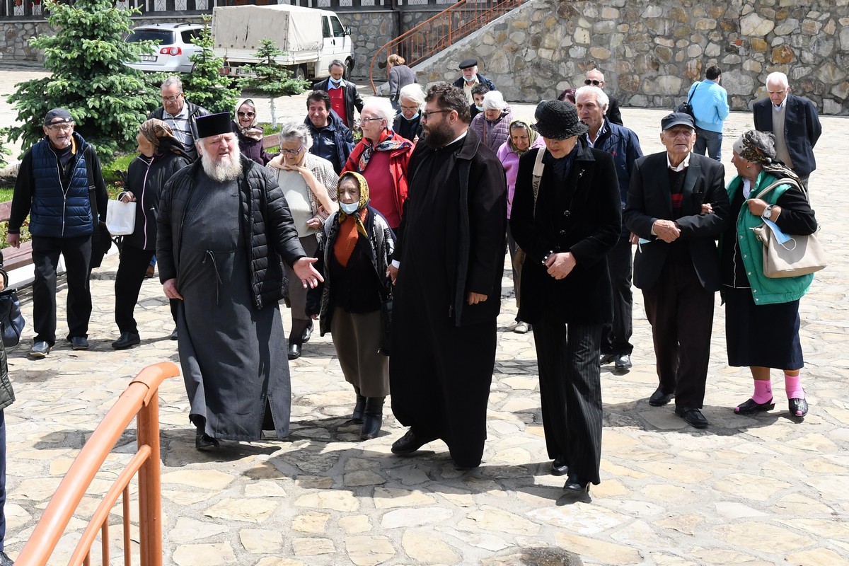 Pelerini de la Căminul „Sfinţii Împăraţi Constantin şi Elena” din Iaşi, la Mănăstirea Hadâmbu