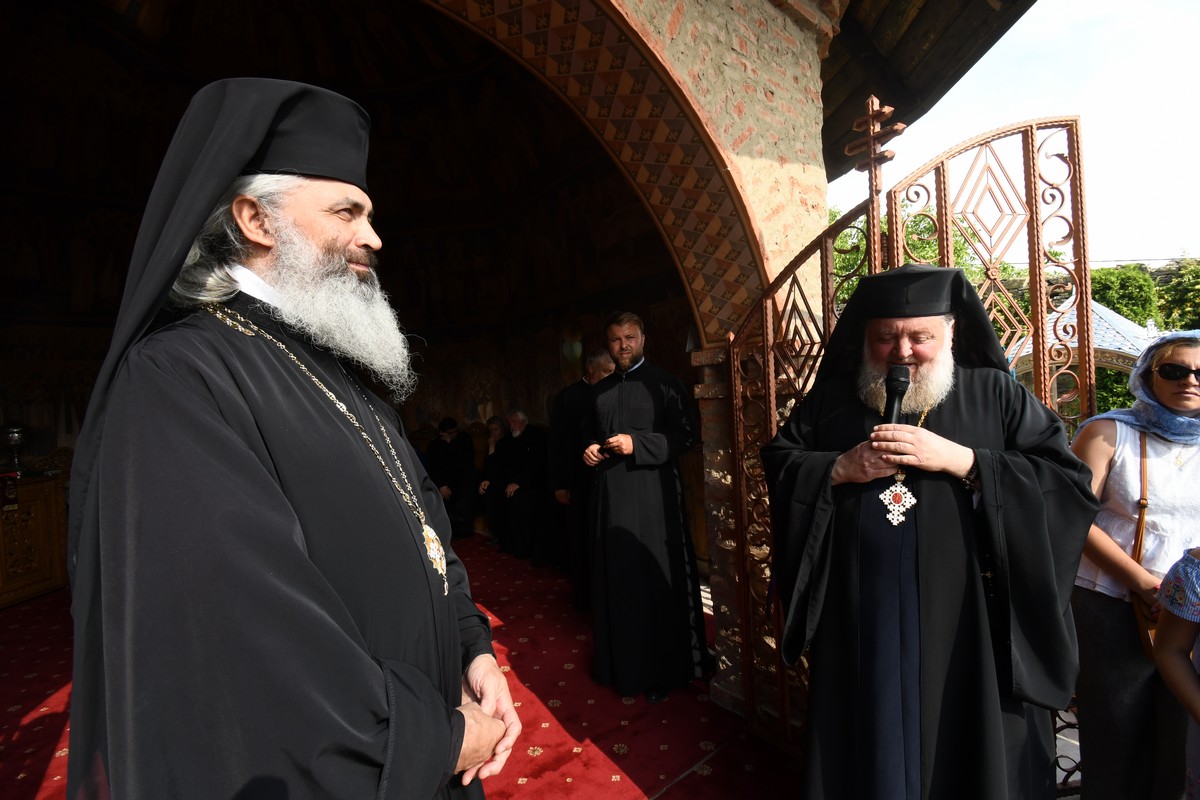 PS Antonie a slujit Taina Sfântului Maslu la Mănăstirea Hadâmbu