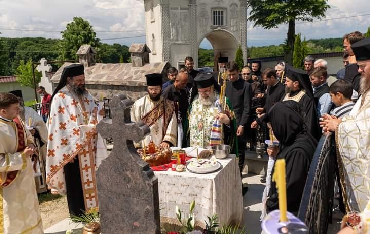 Rugăciuni pentru arhimandritul Serafim Huzdup, la Mănăstirea Runc