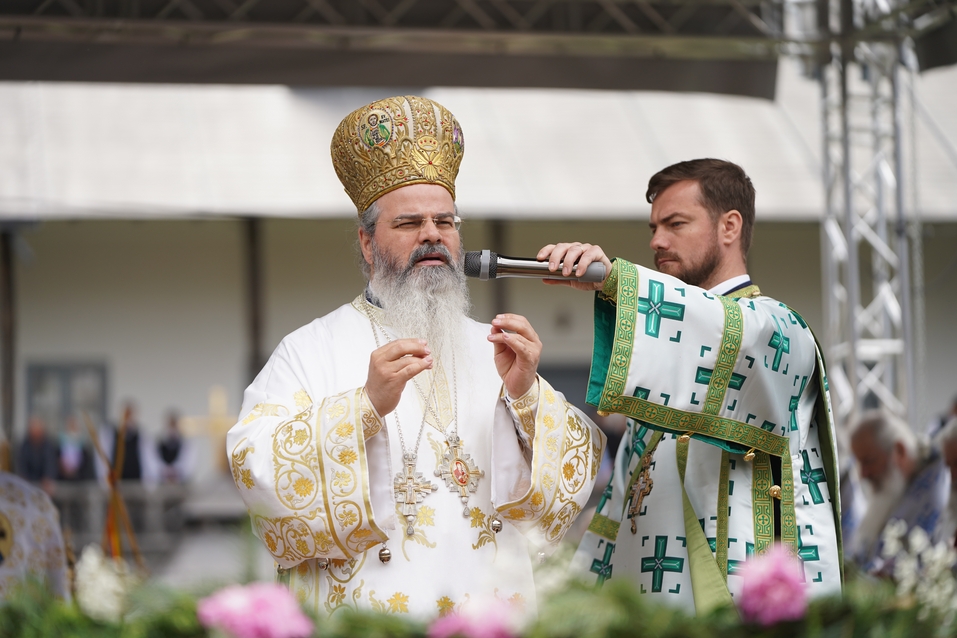 Hramul Mănăstirii Neamț: „Prin participarea noastră la Sfânta Liturghie, suntem prezenți la Înălțarea Domnului la cer”