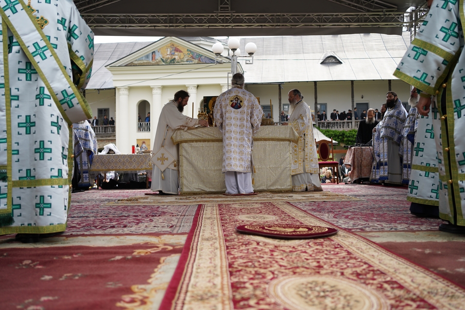 Hramul Mănăstirii Neamț: „Prin participarea noastră la Sfânta Liturghie, suntem prezenți la Înălțarea Domnului la cer”