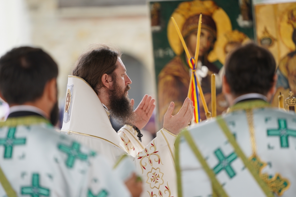 Hramul Mănăstirii Neamț: „Prin participarea noastră la Sfânta Liturghie, suntem prezenți la Înălțarea Domnului la cer”