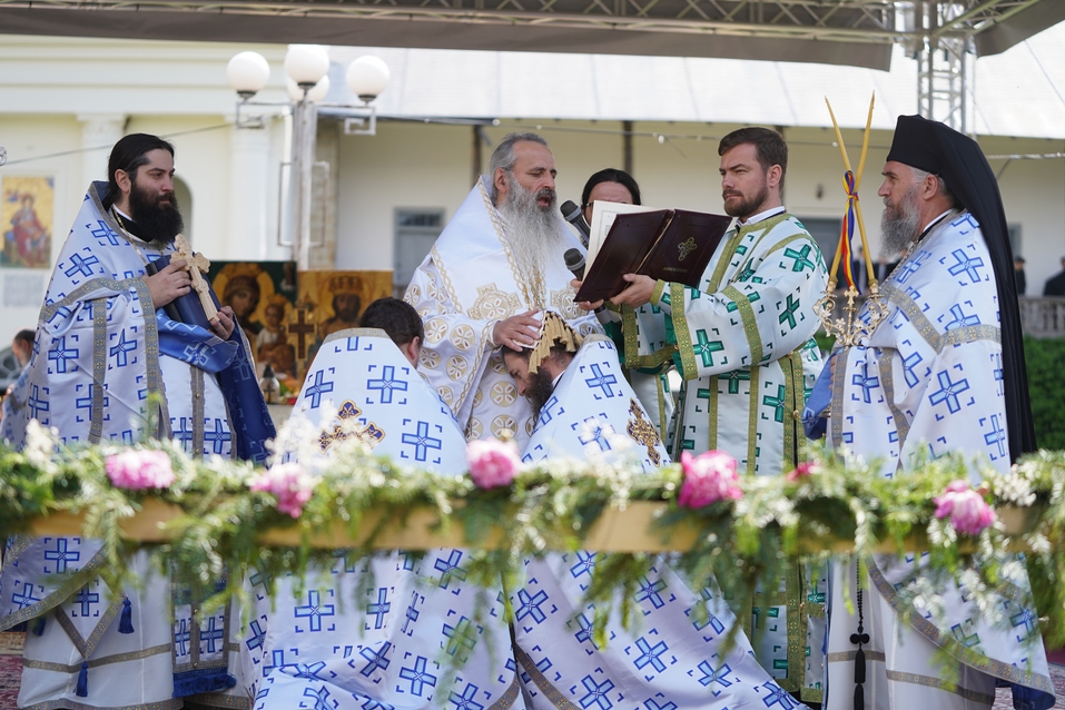Hramul Mănăstirii Neamț: „Prin participarea noastră la Sfânta Liturghie, suntem prezenți la Înălțarea Domnului la cer”