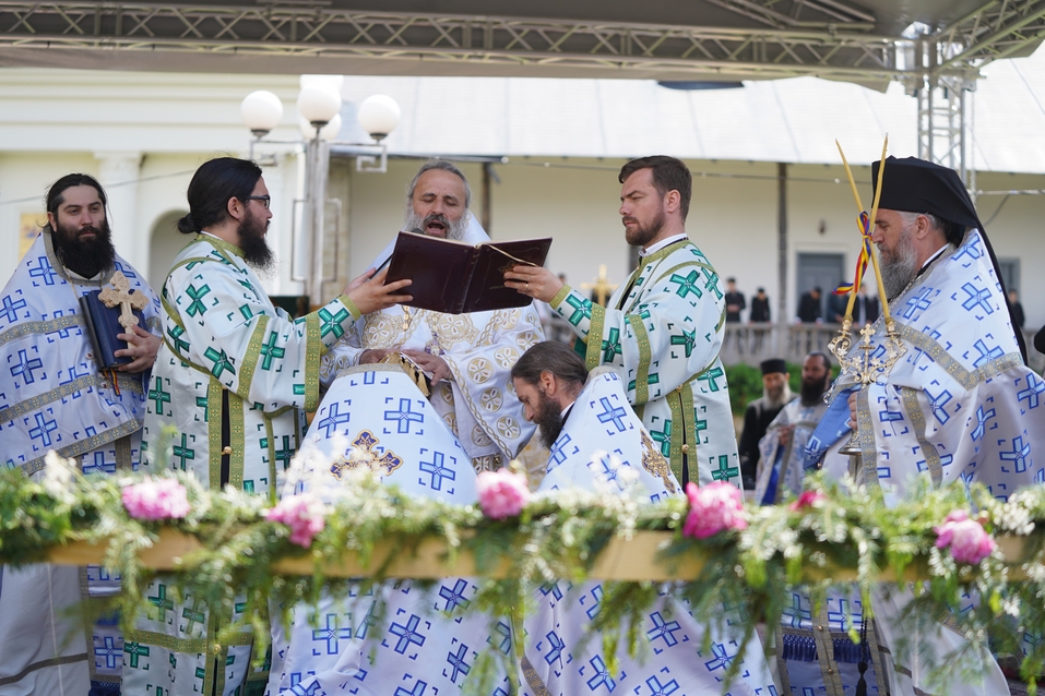 Hramul Mănăstirii Neamț: „Prin participarea noastră la Sfânta Liturghie, suntem prezenți la Înălțarea Domnului la cer”