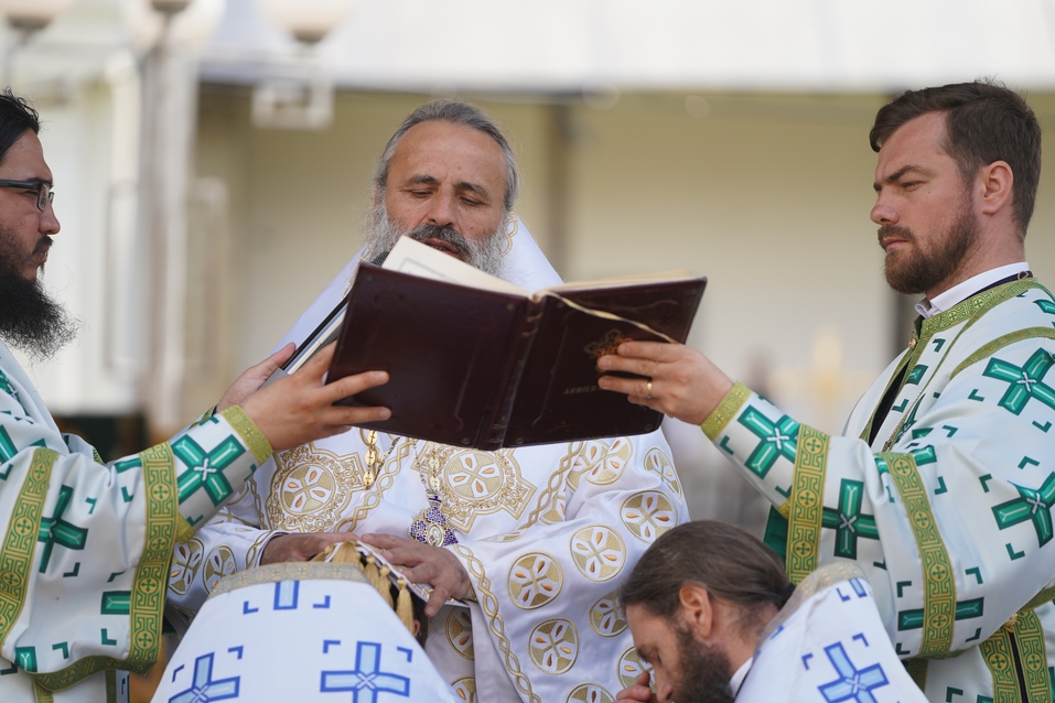 Hramul Mănăstirii Neamț: „Prin participarea noastră la Sfânta Liturghie, suntem prezenți la Înălțarea Domnului la cer”