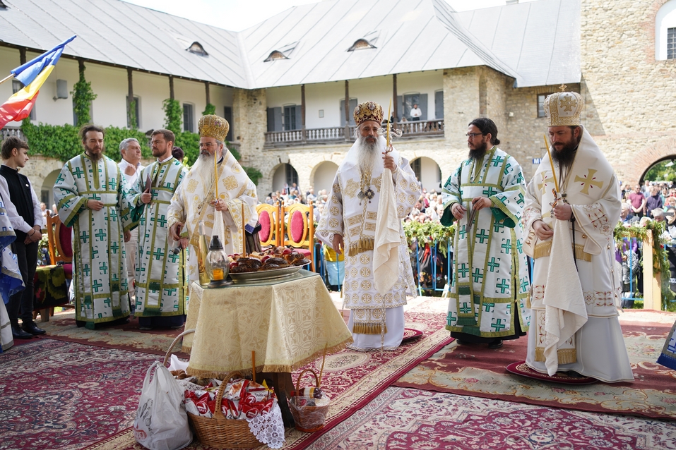 Hramul Mănăstirii Neamț: „Prin participarea noastră la Sfânta Liturghie, suntem prezenți la Înălțarea Domnului la cer”